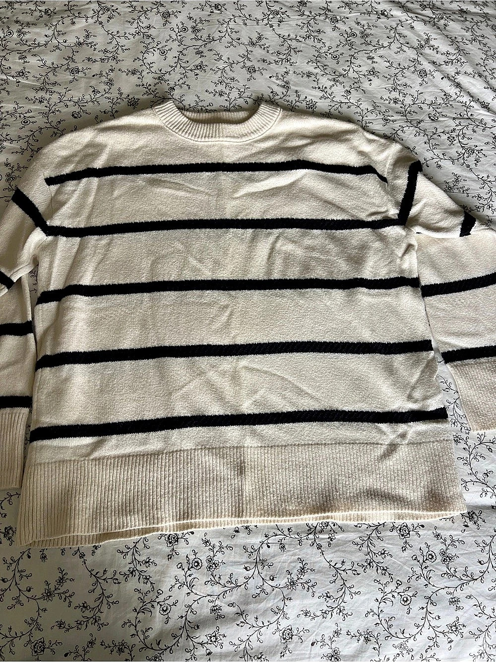 Aerie Striped Crewneck Sweater in White & Black Size Medium